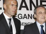 Florentino Pérez, presidente del Real Madrid, y Zinedine Zidane durante la presentación del libro sobre el futbolista francés.