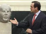 El presidente del Congreso, José Bono, junto al busto del último presidente de la II República, Manuel Azaña.