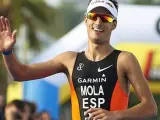 El triatleta Mario Mola cruza la línea de meta del triatlón de Barcelona 2012 en segundo lugar.