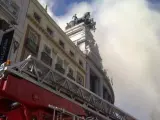Bomberos del Ayuntamiento de Madrid, tratando de extinguir el incendio en el teatro Alcázar, en la calle Alcalá.