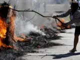 Una barricada arde en Brasilia en las protestas por la celebración de la Copa Confederaciones.