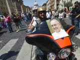 Una de las 'harleys' que han participado en la concentración, con la cara del papa Francisco.