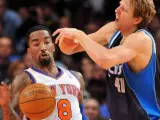 El jugador de los New York Knicks, J.R.Smith, intenta robar el balón a Nowitzki