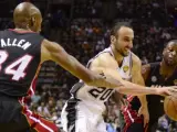 El argentino Manu Ginóbili, de los Spurs, contra Ray Allen y Dwyane Wade de los Heat, en el quinto partido de las Finales de la NBA 2013.
