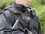 Policías británicos vigilan en las proximidades del lugar donde se celebra la cumbre del G8 en Lough Erne, Irlanda del Norte (Reino Unido)