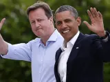 El primer ministro británico, David Cameron (i), da la bienvenida al presidente estadounidense, Barack Obama, en Lough Erne, en Irlanda del Norte.