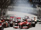 Fernando Alonso, en primer término, en la salida del GP de Mónaco.