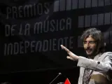 El músico gallego Xoel López pronuncia unas palabras tras recibir el premio al Mejor Artista del Año durante la quinta edición de los Premios de la Música Independiente.