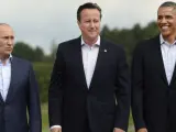 El presidente estadounidense, Barack Obama (d), posa junto al primer ministro británico, David Cameron (c) y el presidente de Rusia, Vladímir Putin (i), en el marco de la Cumbre del G-8.