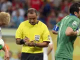 El japonés Keisuke Honda (i) espera para cobrar un tiro penalti ante el portero italiano Gianluigi Buffon (d) el 19 de junio de 2013, durante la Copa Confederaciones 2013.