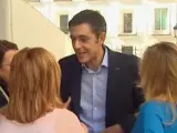 El diputado socialista Eduardo Madina ha protagonizado una intensa conversación con las también socialistas Elena Valenciano, Soraya Rodríguez y Trinidad Jiménez, en el patio del Congreso de los Diputados.Según se aprecia, las tres pedían a Madina explicaciones acerca de unas informaciones sobre su liderazgo del sector crítico del partido contra el acuerdo alcanzado con el PP de cara a la próxima cumbre europea.