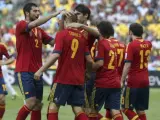 Fernando Torres celebra uno de sus goles ante Tahití con sus compañeros de la selección española.