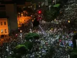 Miles de manifestantes se sumaron a otra jornada de protestas el jueves 20 de junio de 2013, en Río de Janeiro (Brasil), contra los pésimos servicios públicos, la corrupción, la degradación de la salud y la educación pública del país.