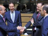 El ministro de Economía y Competitividad español, Luis de Guindos (i), estrecha la mano de su homólogo sueco, Anders Borg (2-d), en presencia del presidente del Eurogrupo, Jeroen Dijsselbloem (2-i), y del ministro de Finanzas chipriota, Haris Georgiades, antes de la reunión del Ecofin.
