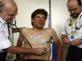 El exciclista alemán Jan Ullrich, examinado por unos médicos en 2006.