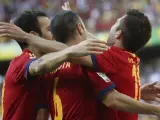 El centrocampista español Jordi Alba (dcha) celebra con sus compañeros Cesc Fábregas (izda) y Andrés Iniesta el gol conseguido ante Nigeria.