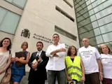 Afectados por los casos de los bebés robados ante la puerta principal de la Ciudad de la Justica de Valencia.