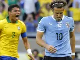 Thiago Silva celebra un gol en el Brasil - Uruguay en presencia de Diego Forlán.