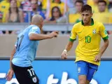 Neymar conduce el balón ante la presión de Arévalo durante la semifinal de la Copa Confederaciones entre Brasil y Uruguay.