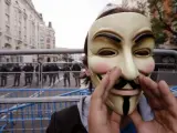 Un manifestante del 29-S con la careta de Anonymous.