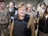 La canciller alemana, Angela Merkel, con un chaleco antibalas, durante su visita a soldados alemanes en Kunduz (Afganistán). Merkel visitó un monumento a los 53 soldados alemanes muertos en el país.