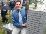 Imagen del monumento inaugurado en Florida (EE UU) dedicado al ateísmo (derecha).