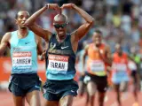 Mo Farah celebra su victoria en la prueba de 5.000 metros de la prueba de la Diamond League 2013 celebrada en Birmingham.