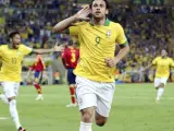 El delantero de la selección brasileña, Fred celebra el 3-0 ante España. La final, en imágenes.