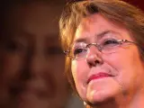 La candidata presidencial por el Partido Socialista PS, Partido Por La Democracia PPD y el Partido Comunista, Michelle Bachelet, festeja su triunfo el 30 de junio de 2013, en las primeras elecciones primarias presidenciales en Santiago de Chile (Chile).