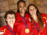 Elisa Aguilar, Cindy Lima y Amaya Valdemoro con sus medallas de oro del Eurobasket.