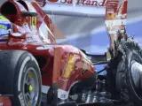 Felipe Massa entra en boxes con su neumático destrozado.