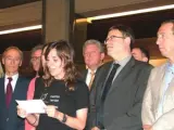 La presidenta de la asociación de víctimas del metro, Beatriz Garrote, lee el manifiesto que no ha podido se aprobado rodeada por diputados valencianos de la oposición en el Congreso de los Diputados.