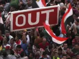 Numerosos opositores del presidente egipcio Mohamed Mursi sostienen una pancarta durante una manifestación en la plaza Tahrir, en El Cairo (Egipto).