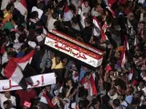 Manifestantes protestan contra el presidente egipcio, Mohamed Mursi, en la plaza Tahrir de El Cairo (Egipto).