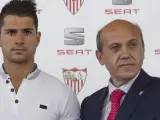 Monchi (izquierda) y José María del Nido (derecho), junto a Vitolo durante la presentación del canario como nuevo jugador del Sevilla.