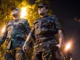 Militares egipcios observan mientras soldados celebran tras el discurso del ministro de Defensa egipcio, Abdel-Fattah Al-Sissi, el 3 de julio de 2013, en El Cairo (Egipto).