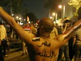Detalle de un mensaje en la espalda de un egipcio "Pueblo egipcio-sistema político abajo" durante la celebración, el 3 de julio de 2013, en El Cairo (Egipto) del golpe de estado que ha depuesto al presidente Morsi.
