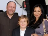 James Gandolfini con su segunda esposa, Deborah Lin, y su hijo Michael.