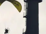 Los activistas de la organización ecologista Greenpeace que han sobrevolado a bordo de paramotores la central nuclear de Garoña.