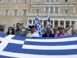 Militares jubilados gritan lemas durante una protesta contra las medidas de austeridad y las reformas acometidas por el gobierno, frente al Parlamento en Atenas, Grecia.