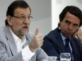 El presidente del Gobierno, Mariano Rajoy, junto al expresidente del Gobierno presidente de la fundación FAES, José María Aznar (d), durante su intervención en el acto de clausura del campus de verano de la fundación FAES.