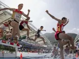 Varios corredores disputan una prueba de los 3.000 metros obstáculos.