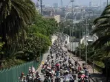 Los fans de la compañía Harley Davidson subieron con sus motos por la montaña de Montjuïc, con la ciudad y el monumento a Colón de fondo.