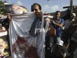 Un simpatizante de Morsi sostiene una camiseta manchada de sangre de un camarada que resultó herido en un enfrentamiento con las fuerzas de seguridad en El Cairo (Egipto).