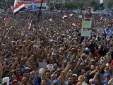 Cientos de simpatizantes del depuesto presidente Mohamed Mursi protestan este lunes durante una manifestación a las puertas de la mezquita Rabaa al Adawiya en El Cairo.