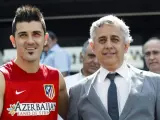 El ya jugador del Atlético de Madrid, David Villa, posa junto al doctor José María Villalón tras superar el reconocimiento médico.
