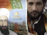 Varios paquistaníes protestan durante el primer aniversario de la muerte del líder terrorista saudí de Al Qaeda, Osama bin Laden
