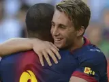 Gerard Deulofeu y Dani Alves celebran uno de los goles del Barça al Hamburgo.