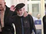 El preso de ETA enfermo de cáncer Iosu Uribetxebarria Bolinaga (c) sale del Hospital Donostia tras uno de sus ingresos.