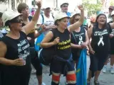 Participantes en la marcha de Mujeres por el Carbón entonando el 'Santa Bárbara' en Vallecas.